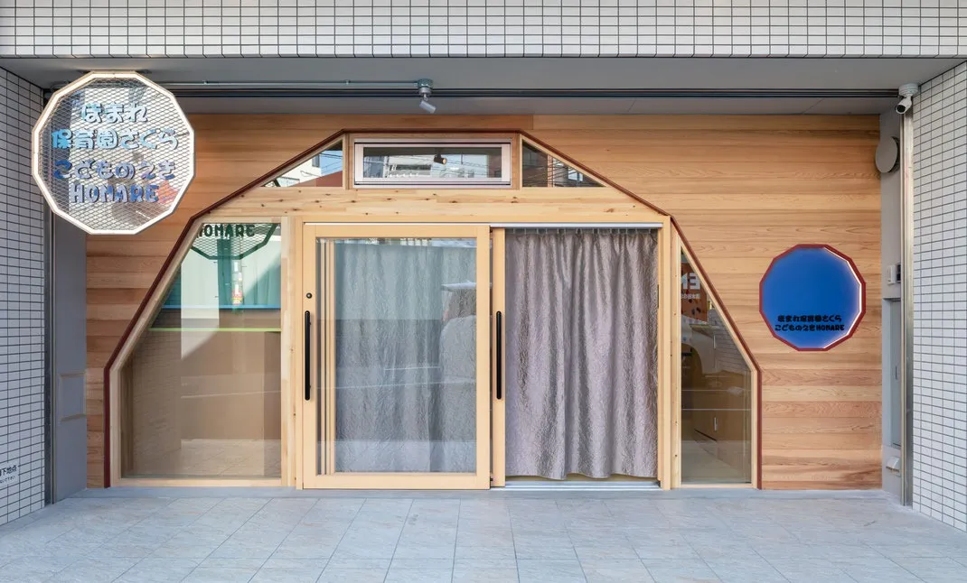 グレーのカーテンが目隠しに