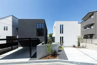 二棟横並びの住宅 黒い家