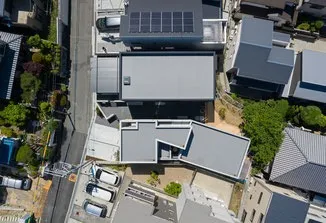 二棟横並びの住宅 白い家