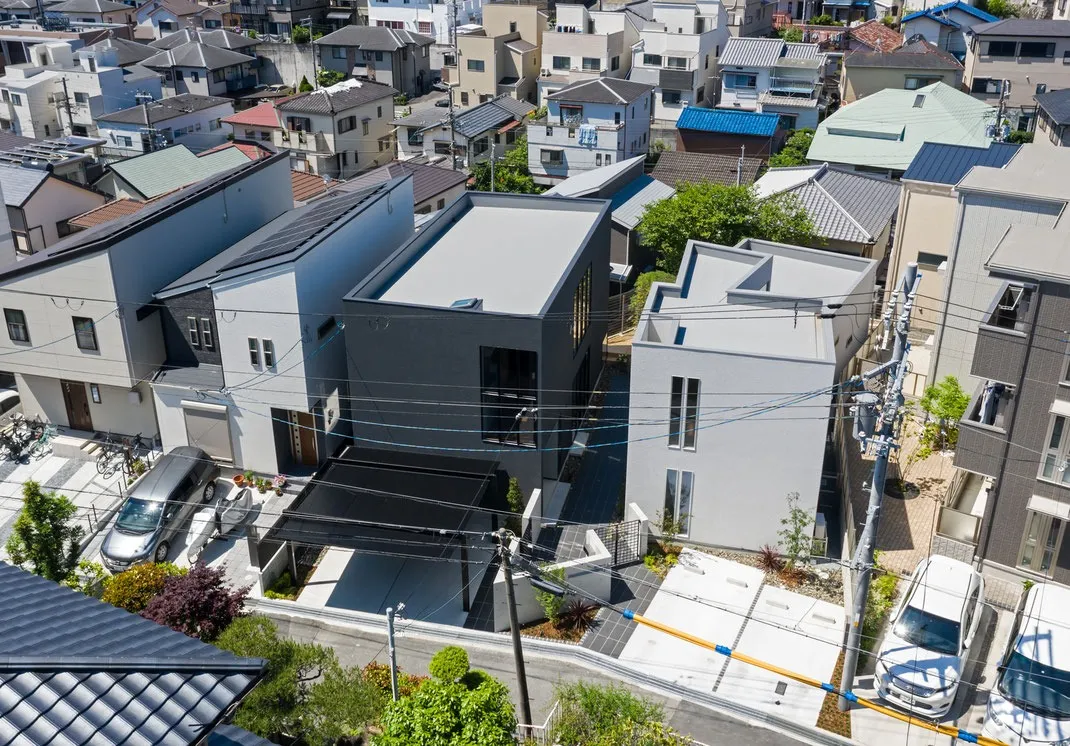 二棟横並びの住宅 白い家