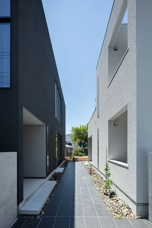二棟横並びの住宅 白い家