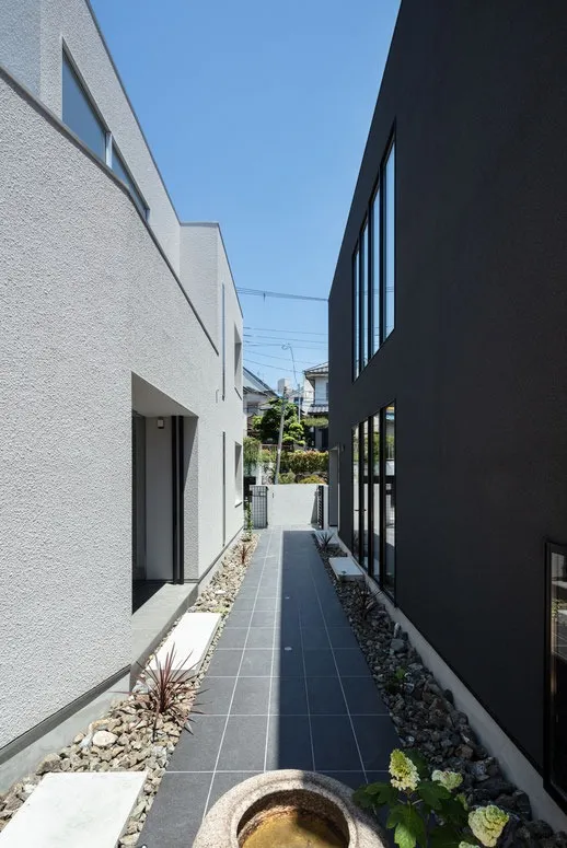 二棟横並びの住宅 白い家